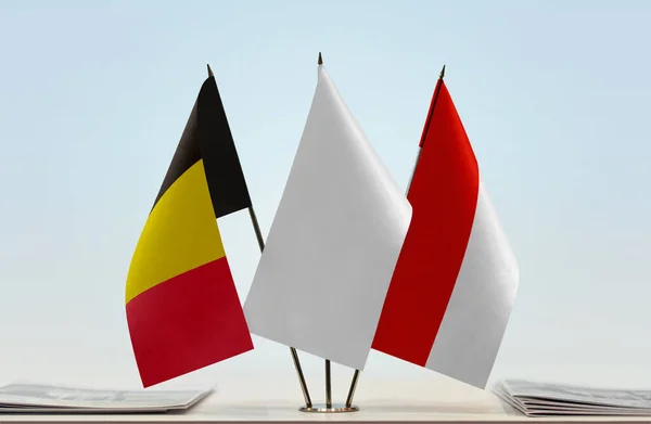 Belgique Indonésie Drapeaux Sur Stand Avec Papiers — Photo