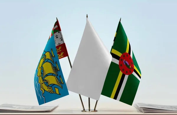 Прапори Домініки Стоять Паперами — стокове фото