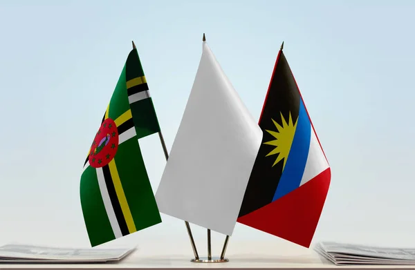Dominica Vlaggen Standaard Met Papieren — Stockfoto