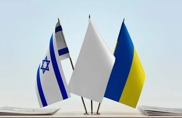 Israel Ukraina Och Vit Flagga Monter Med Papper — Stockfoto
