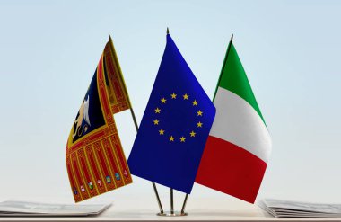 Veneto İtalya ve eu bayrağı kağıtlarla ayakta