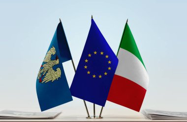 Friuli İtalya ve eu bayrağı kağıtları hazırladı