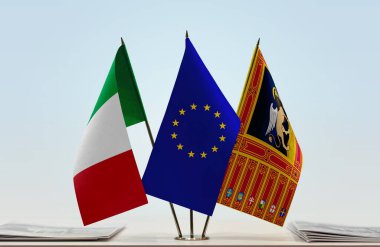 İtalya Veneto ve eu bayrağı kağıtlarla ayakta