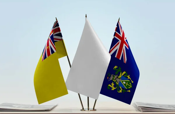 Niue Islas Pitcairn Banderas Blancas Stand Con Papeles — Foto de Stock