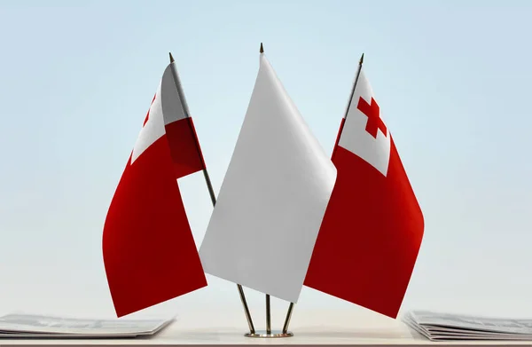 Drapeaux Tonga Sur Stand Avec Des Papiers — Photo