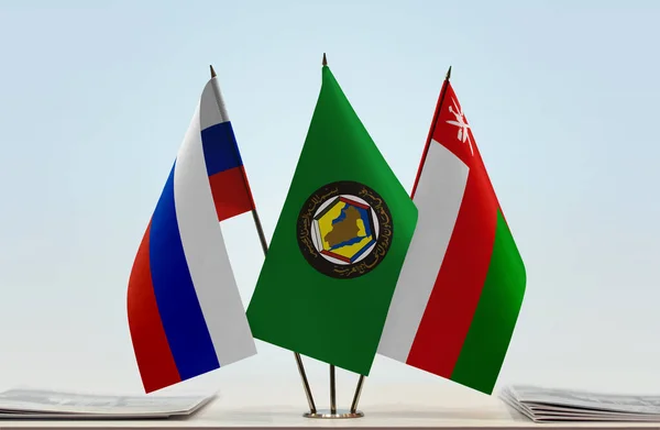 Rússia Bandeiras Omã Stand Com Papéis — Fotografia de Stock