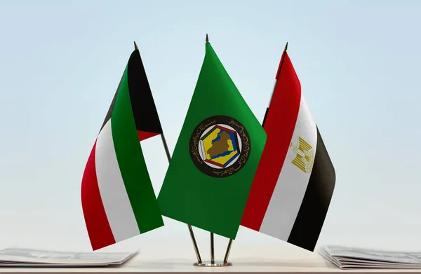 Египет Кувейт Флаги Стенде Бумагами — стоковое фото