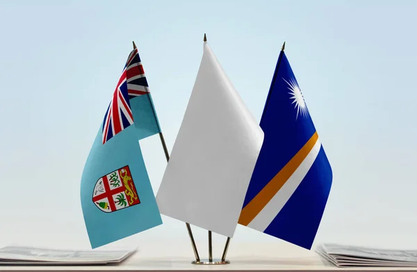 Islas Marshall Fiji Banderas Blancas Stand Con Papeles — Foto de Stock