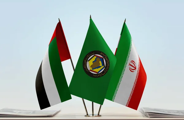 Emiratos Árabes Unidos Banderas Irán Pie Con Papeles — Foto de Stock