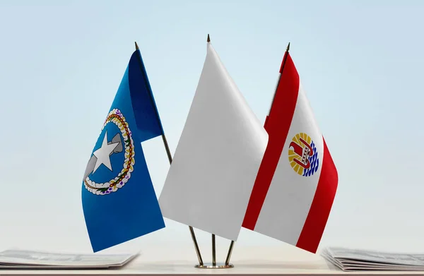Nmi Polinesia Francesa Banderas Blancas Soporte Con Papeles — Foto de Stock