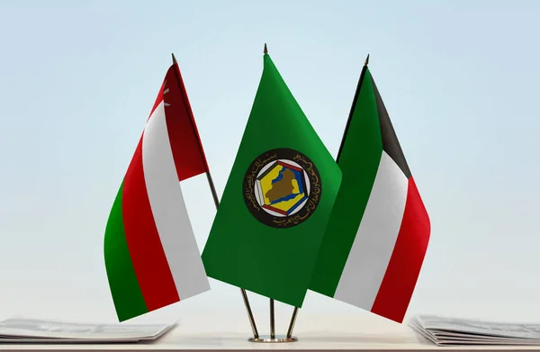 Оман Флаг Кувейта Трибуне Бумагами — стоковое фото