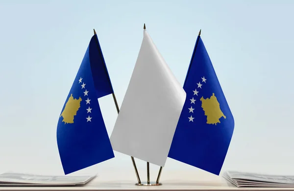 Kosovo Bandiere Bianche Sullo Stand Con Carte — Foto Stock