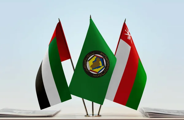 Объединенные Арабские Эмираты Оман Флаги Стенде Бумагами — стоковое фото