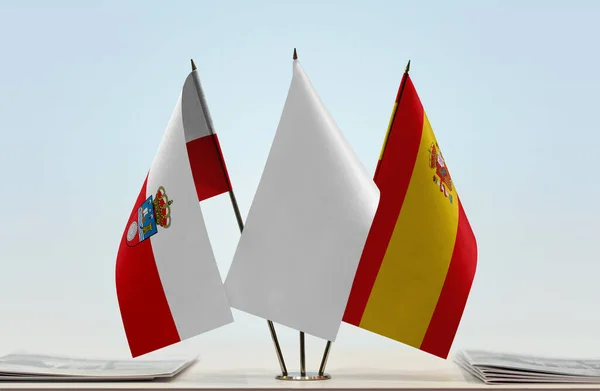 坎塔布里亚地区西班牙国旗上架着文件 — 图库照片
