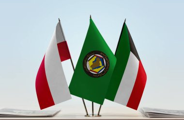 Polonya ve Kuveyt bayrakları kağıtlarla ayakta