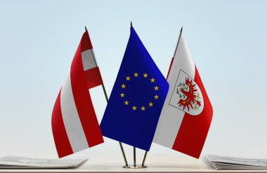 Avusturya, Tyrol Eyaleti ve eu bayrakları evraklarla birlikte beklemede