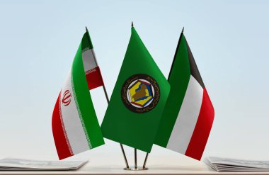 İran ve Kuveyt bayrakları belgelerle ayakta