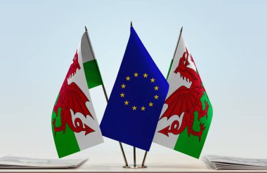 AB ve Galler 'in bayrakları belgelerle beklemede