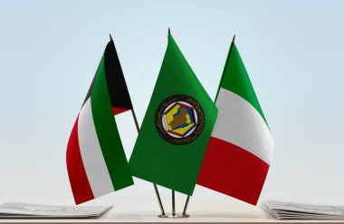 İtalya ve Kuveyt bayrakları kağıtlarla ayakta