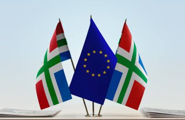 AB ve Groningen 'in bayrakları belgelerle birlikte beklemede