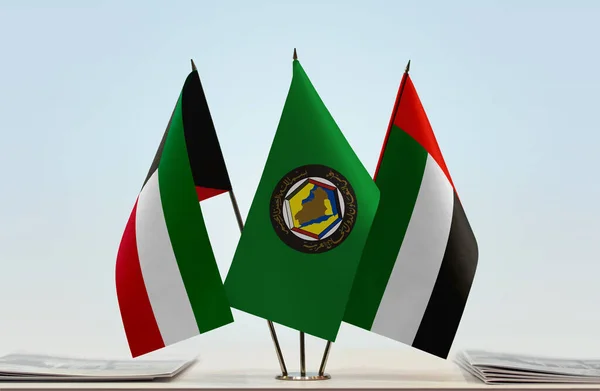 Объединенные Арабские Эмираты Кувейт Флаги Стенде Бумагами — стоковое фото