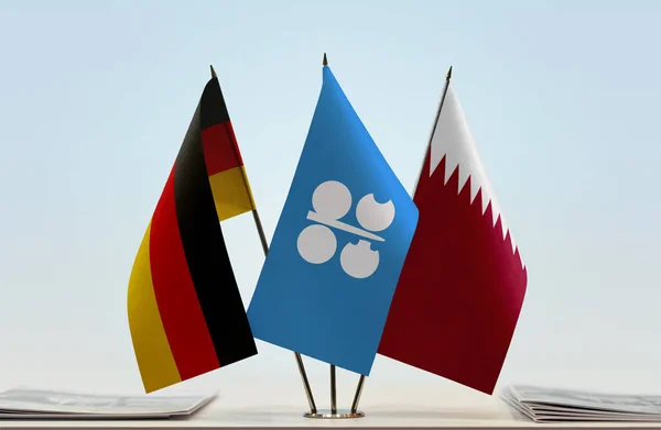 Németország Katar Zászlók Standon Papírokkal — Stock Fotó