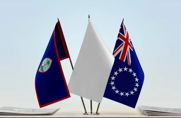关岛库克群岛和白旗站在那里 上面有文件 — 图库照片