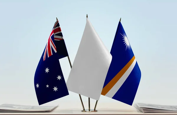 Australia Islas Marshall Banderas Stand Con Papeles — Foto de Stock