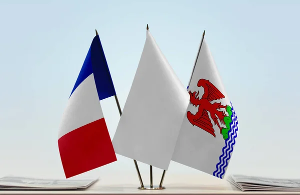 法国阿尔卑斯 滨海山脉的国旗上架着纸 — 图库照片