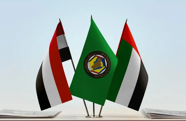Флаги Йемена Стенде Бумагами — стоковое фото