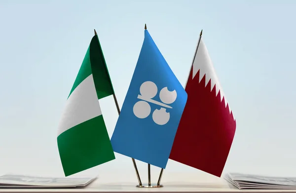 Nigéria Katar Zászlók Állványon Papírokkal — Stock Fotó