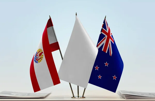 Polinesia Francesa Nueva Zelanda Banderas Blancas Stand Con Papeles — Foto de Stock