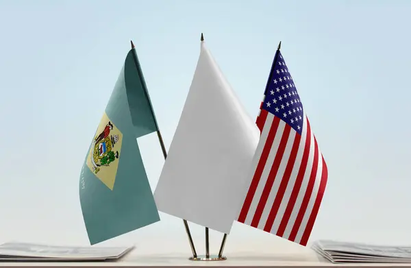 Eua Delaware Bandeiras Brancas Stand Com Papéis — Fotografia de Stock