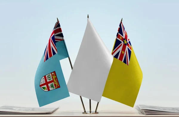 Fiji Niue Banderas Blancas Stand Con Papeles — Foto de Stock