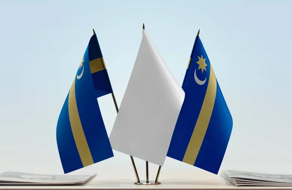 Szkely Terre Drapeaux Blancs Sur Stand Avec Des Papiers — Photo