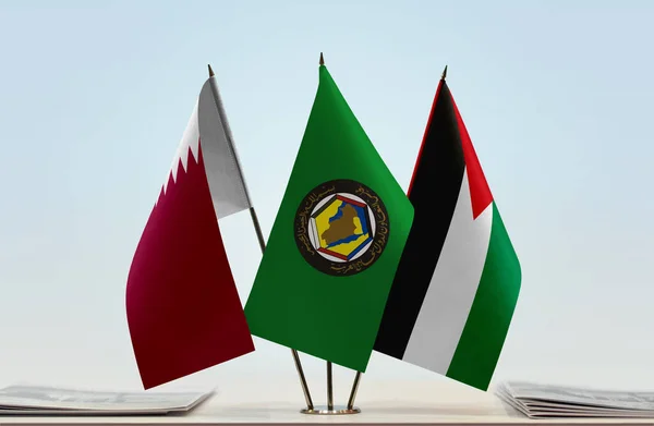 Флаги Катара Палестина Стенде Бумагами — стоковое фото