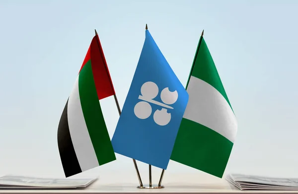 Bandeiras Dos Emirados Árabes Unidos Nigéria Stand Com Papéis — Fotografia de Stock