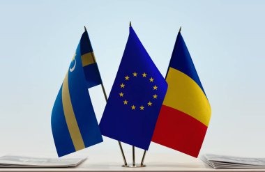 Szekely Land Romanya ve eu bayrağı kağıtlarla birlikte ayakta