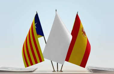 Katalan ayrılıkçılığı Estelada İspanya bayrakları hazırda bekliyor