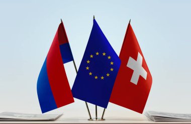 Ticino Kantonu İsviçre AB bayrakları belgelerle beklemede