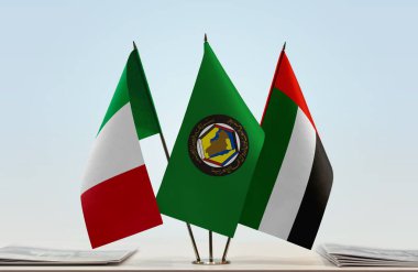 İtalya BAE bayrakları tezgahta kağıtlarla bekliyor  