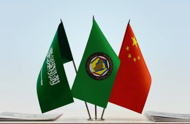 Çin ve Suudi Arabistan 'ın bayrakları kağıtlarla birlikte duruyor  