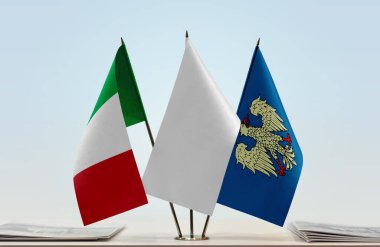 İtalya 'nın Friuli bayrakları tezgahta