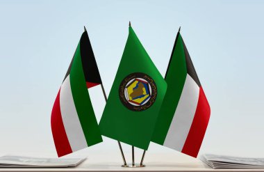 Kuveyt bayrakları kağıtlarla ayakta