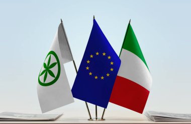 Padania İtalya ve eu bayrağı kağıtlarla birlikte