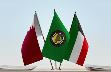 Katar, Kuveyt bayrakları kağıtlarla beklemede.