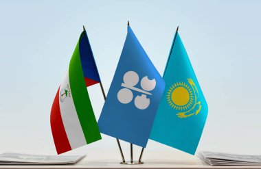 Ekvator Ginesi Kazakistan bayrakları kağıtlarla beklemede