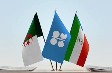 Cezayir, Ekvator Ginesi ve OPEC bayrakları hazırda bekliyor.  