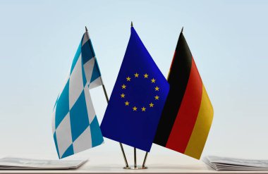 Bavyera Özgür Almanya 'nın bayrakları gazetelerle birlikte duruyor