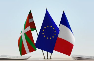 Bask Ülkesi Fransa AB bayrakları belgelerle beklemede